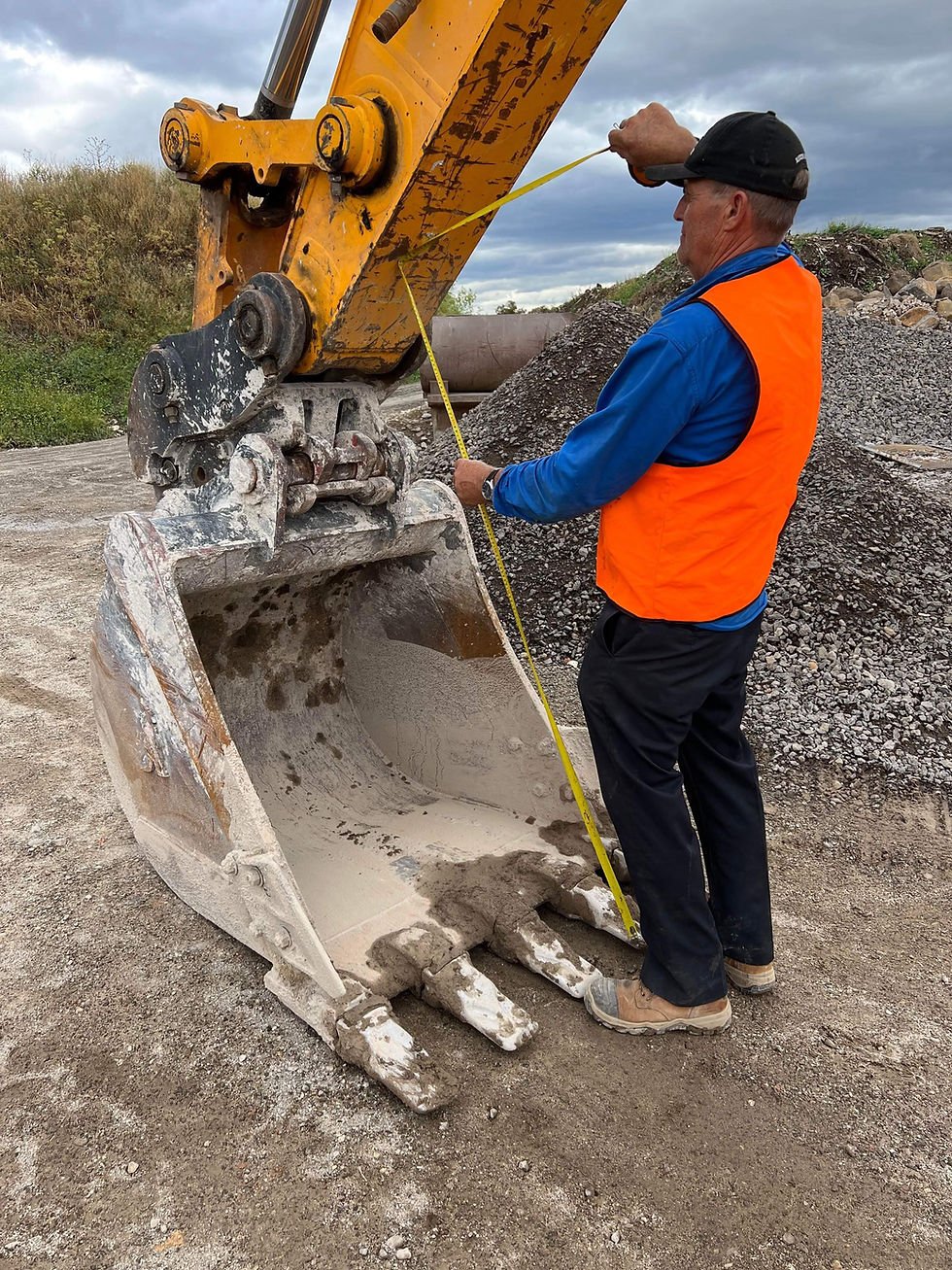 Aussie Buckets Measuring hydraulic thumb catch length