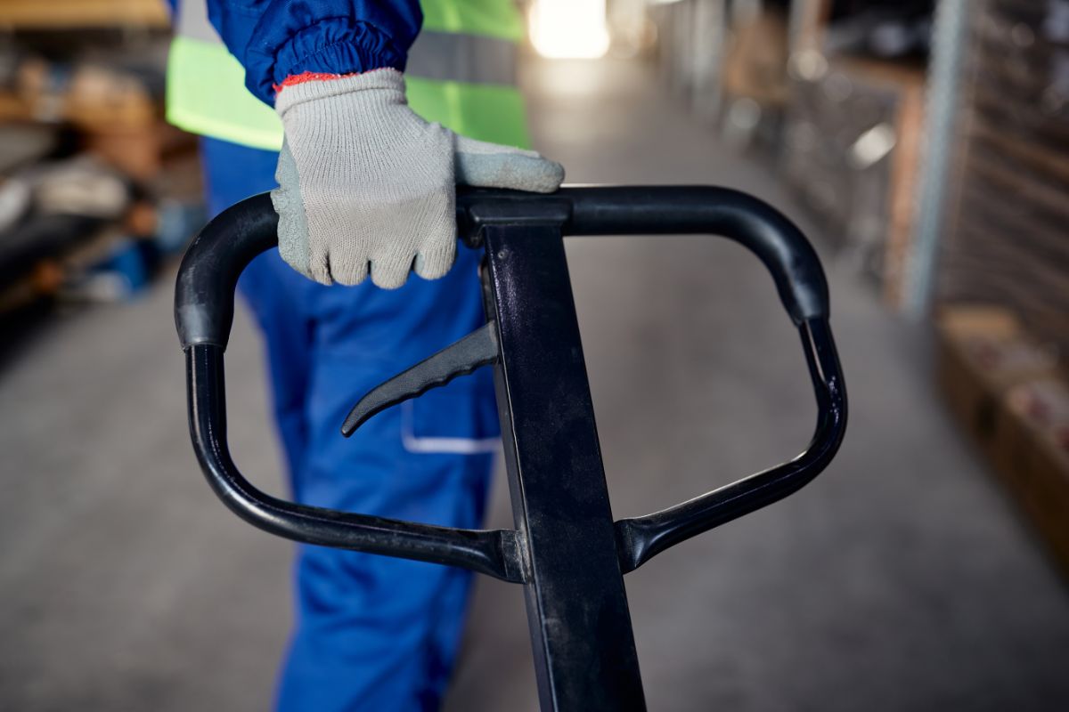 Hand Pallet Trucks Reduce Employee Injury